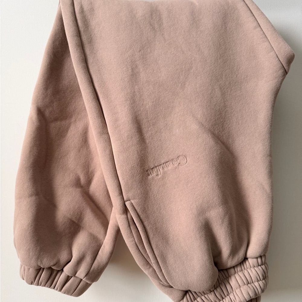 Comfort sweat pants in Dusty Pink - Embroidered Logo